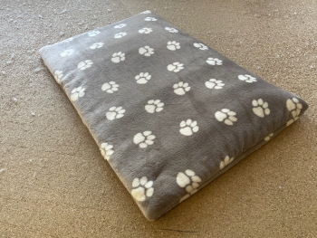 Wellnessdecke de Luxe Pfote taupe 70x45 cm