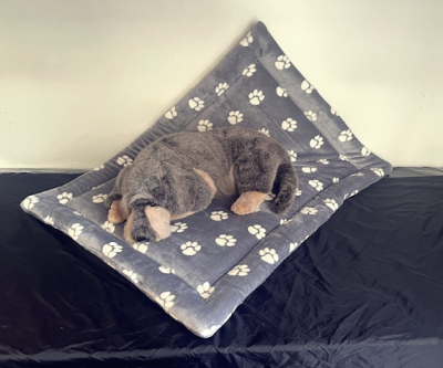 Wellnessdecke de Luxe Pfote hellgrau 135x95 cm