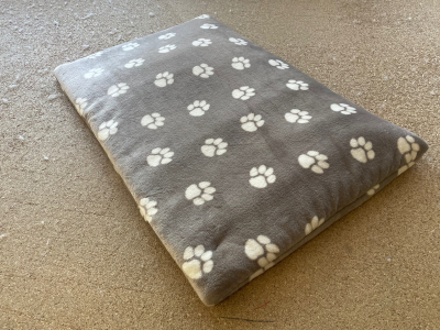 Wellnessdecke de Luxe Pfote taupe 70x45 cm