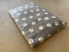 Wellnessdecke de Luxe Pfote taupe 70x45 cm